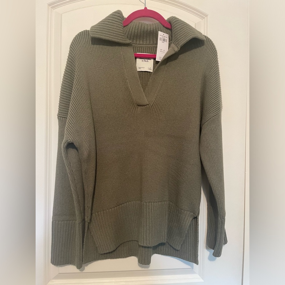 Abercrombie & Fitch women’s Long Length Notch Sweater. Size small. Army green